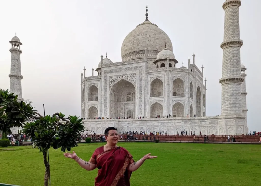 Visiting-the-Taj-Mahal-in-Sari Visiting-the-Taj-Mahal-in-Sari