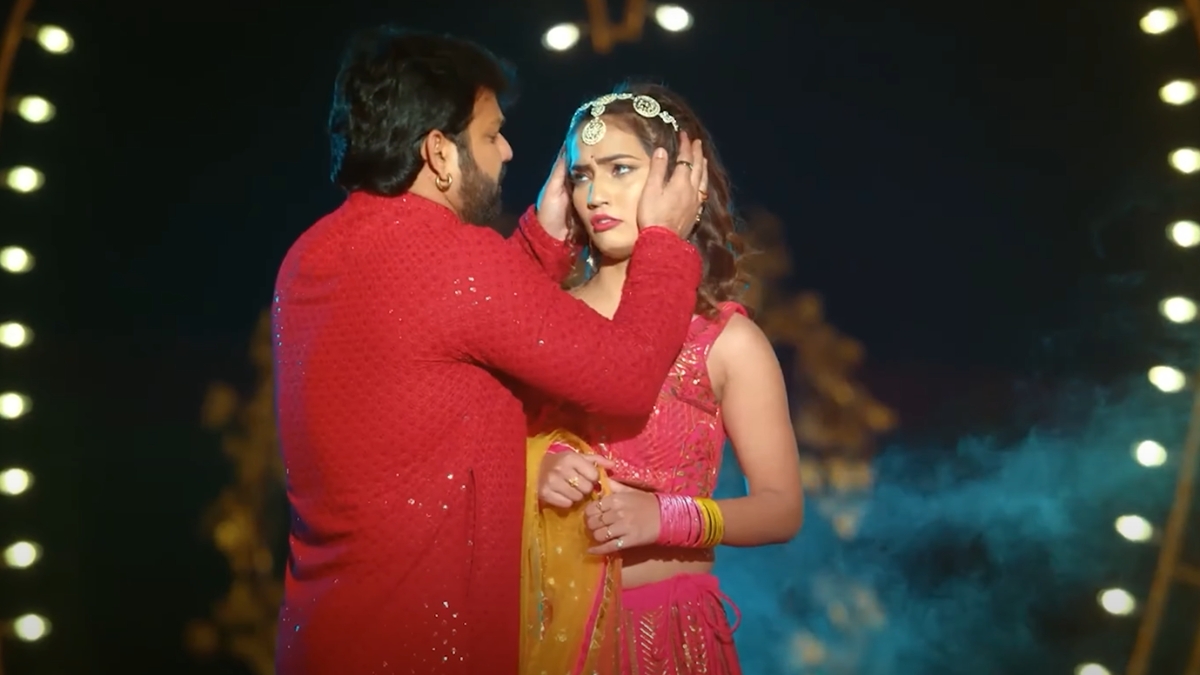 Pawan Singh and Shilpi Raj Set the Stage on Fire with Kamar Dhake Rati Me