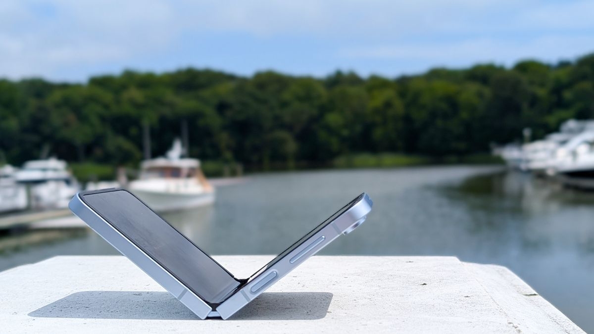 Samsung Galaxy Z Flip7: In today's time, when there are new changes in the world of smartphones every day, companies like Samsung are constantly winning the hearts of users with new technology and features.