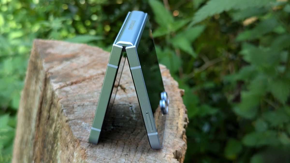 Samsung Galaxy Z Flip7: In today's time, when there are new changes in the world of smartphones every day, companies like Samsung are constantly winning the hearts of users with new technology and features.