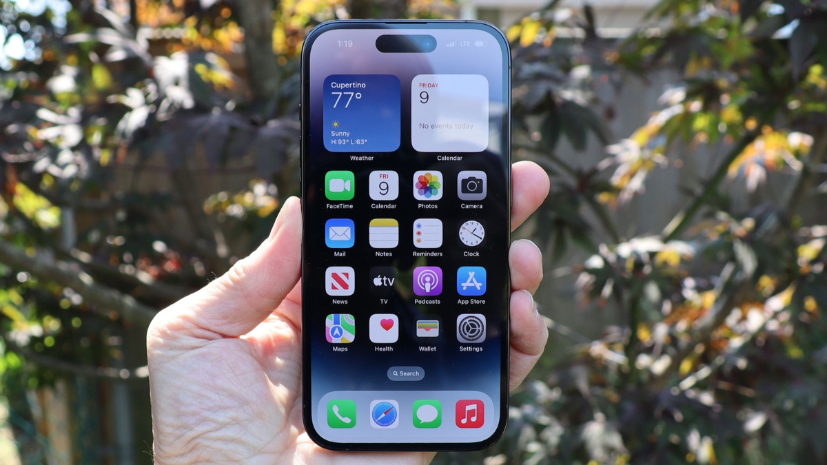 iPhone 14: Premium Glass Design, iOS 18 Upgrade, Starting at Just Rs 69,999