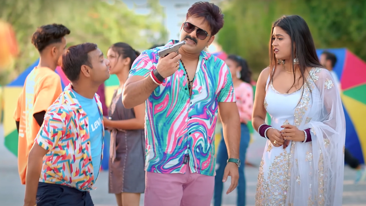 Dimpal and Shivani Shine with Pawan Singh in Emotional Bhojpuri Song "Chal Chal"