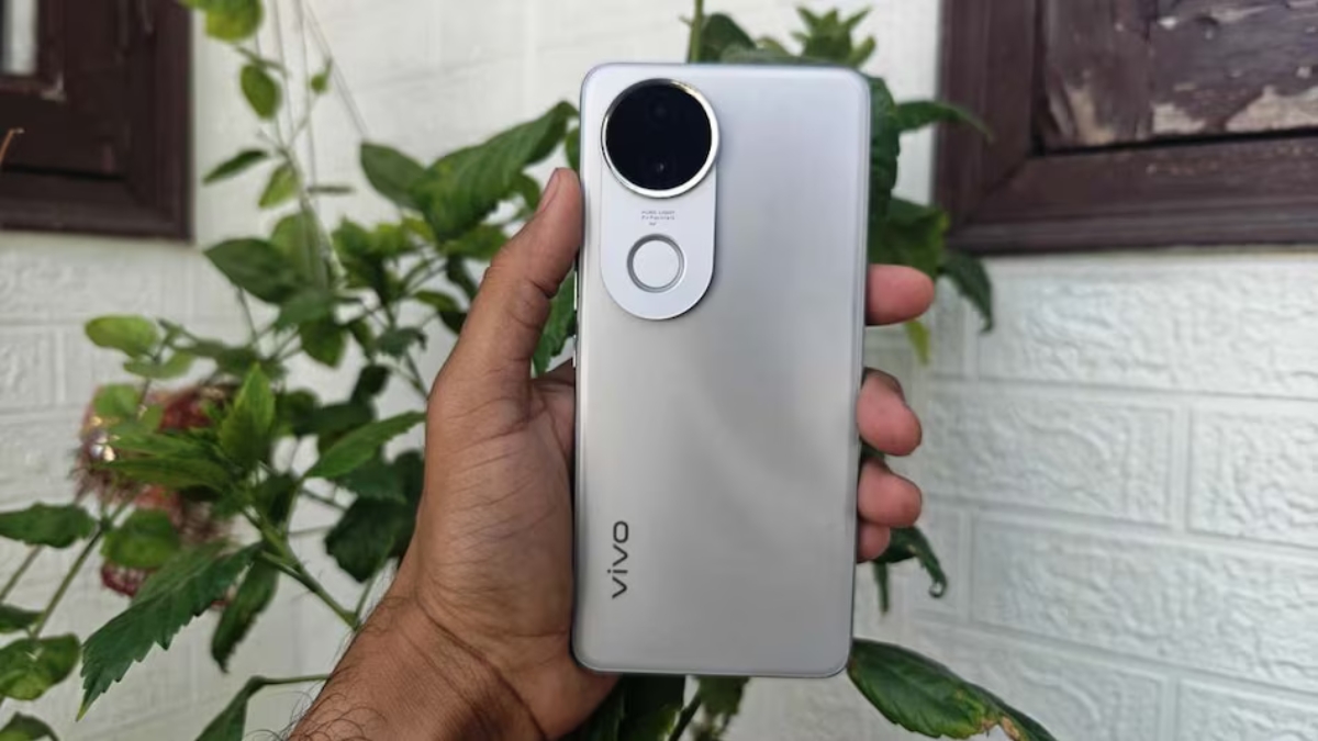 Vivo V50e: Stunning AMOLED Display, Dimensity 7300 Power and 50MP Selfie for Rs 28,999